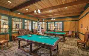 Game room - Stunning 4 Bedroom Presidential Unit in historical Williamsburg VA. (Williamsburg)