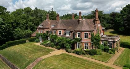 Alward House by Group Retreats - a house that sleeps 35 guests in 12 bedrooms