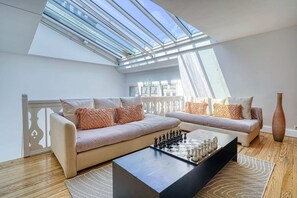 TV - Sweett | Wagram Suite V (Paris)