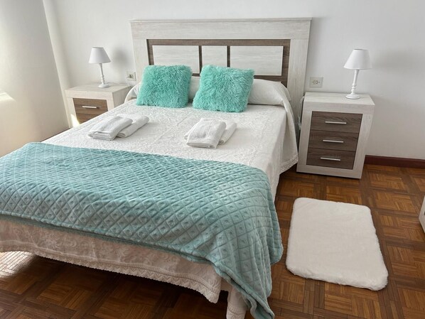 3 chambres, fer et planche à repasser, Wi-Fi, draps fournis