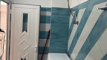 Regadera, secadora de cabello, toallas, jabón