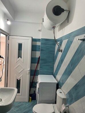 Dusj, hårføner, håndklær og såpe