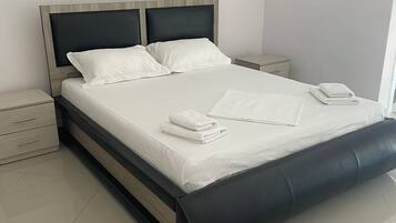 1 habitación, tabla de planchar con plancha, wifi y ropa de cama