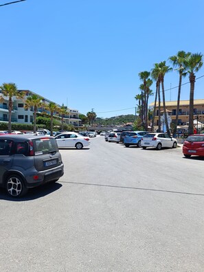 Property grounds - Almirida Paradise Apartments (Chania)