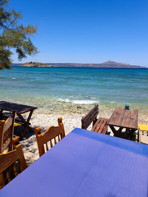 Outdoor dining - Almirida Paradise Apartments (Chania)