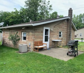 Terrace/patio - Rustic cottage by the mighty Elk! (Girard)
