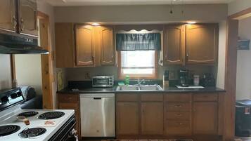 Køleskab, mikrobølgeovn, ovn, kogeplade