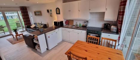 Cottage | Private kitchen | Fridge, microwave, oven, stovetop