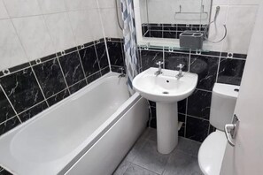 Chuveiro/banheira combinados, banheira de imersão, toalhas de banho