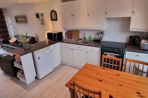 Fridge, microwave, oven, stovetop - Cozy Coastal Cottage in Newquay (Newquay)