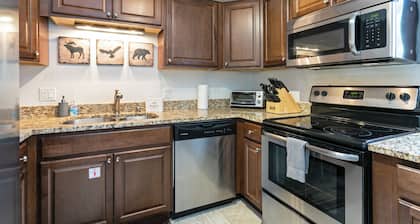 Spacious Townhome on Shuttle Route, Just Minutes to Vail Resort!