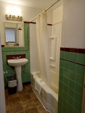 Comfort Single Room, 2 Queen Beds | Bathroom