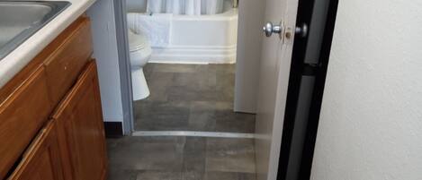 Escritorio, espacio para trabajar con laptop y wifi gratis