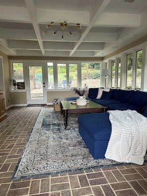 TV connectée, cheminée, jeux vidéo