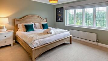 5 bedrooms, desk, iron/ironing board, travel cot