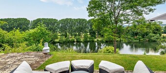 Spacious 5-bedroom house on the Thames with river access in lovely Berkshire