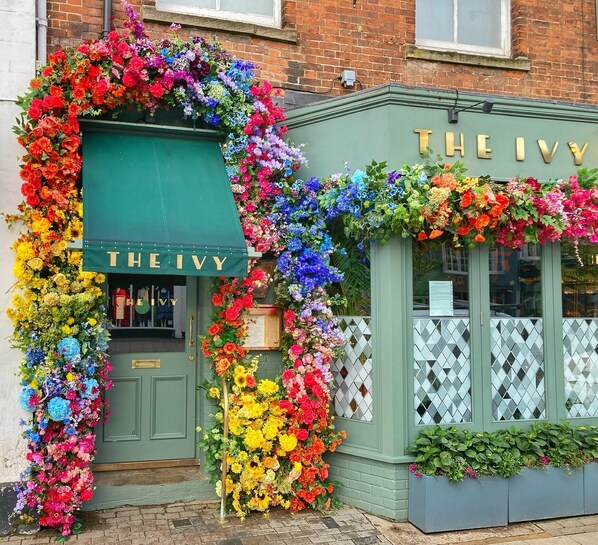 Exterior detail - Spacious 5-bedroom house on the Thames with river access in lovely Berkshire (Berkshire)