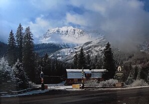 Front of property - Grizzly Lodge (Silver Gate)