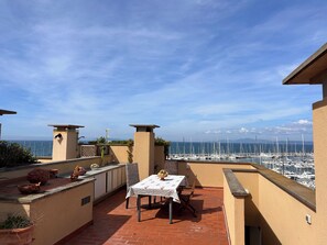Property grounds - Esclusivo appartamento con ampio solarium vista mare a due passi dalla spiaggia! (Punta Ala)
