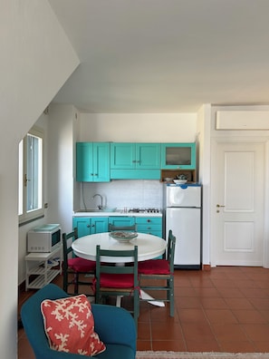 Fridge, microwave, dishwasher, coffee/tea maker