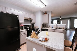 Private kitchen - Charming 2-bedroom townhome in Decatur with AC, WiFi (Decatur)
