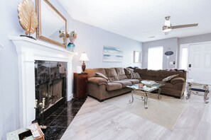 Living area - Charming 2-bedroom townhome in Decatur with AC, WiFi (Decatur)