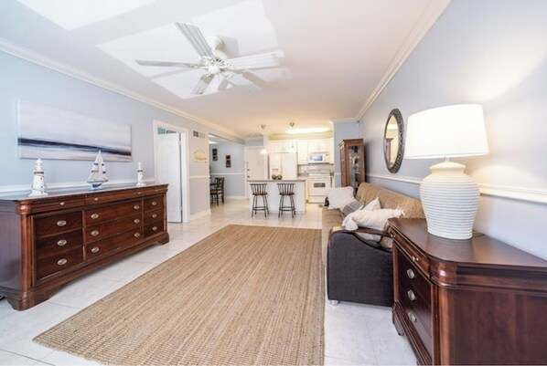 Living area - Lovely well located 2 bedroom for seasonal rent (Hollywood)