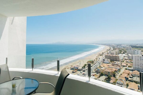 Outdoor dining - Prime New Beachfront Gem steps from Enjoy Casino (Coquimbo)