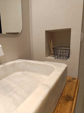 Apartemen Deluks, pemandangan halaman | Kamar mandi