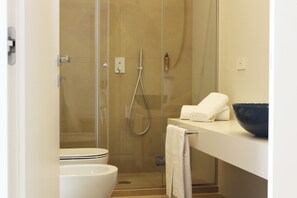 Dusche, Haartrockner, Bidet, Handtücher