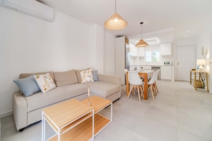 TV - Don Pepe White Apartment, con Terraza, Wifi y Gran Piscina Comunitaria (Javea / Xàbia)