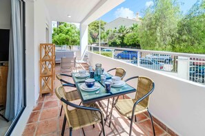 Outdoor dining - Don Pepe White Apartment, con Terraza, Wifi y Gran Piscina Comunitaria (Javea / Xàbia)