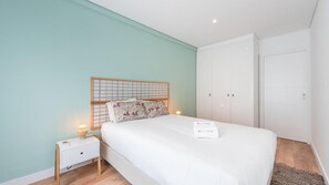2 chambres, fer et planche à repasser, lit de bébé portatif