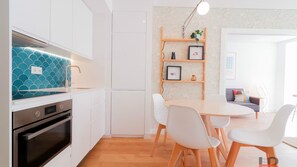 Réfrigérateur, four à micro-ondes, un four, surface de cuisson