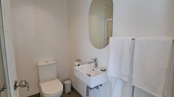 Haartrockner, Handtücher, Seife, Toilettenpapier