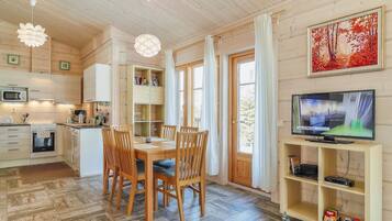 KylskÄp, mikrovÄgsugn, diskmaskin och grytor/köksredskap