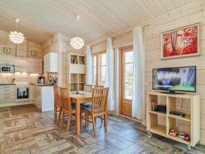 Frigorífico, microondas, lavavajillas y utensilios de cocina