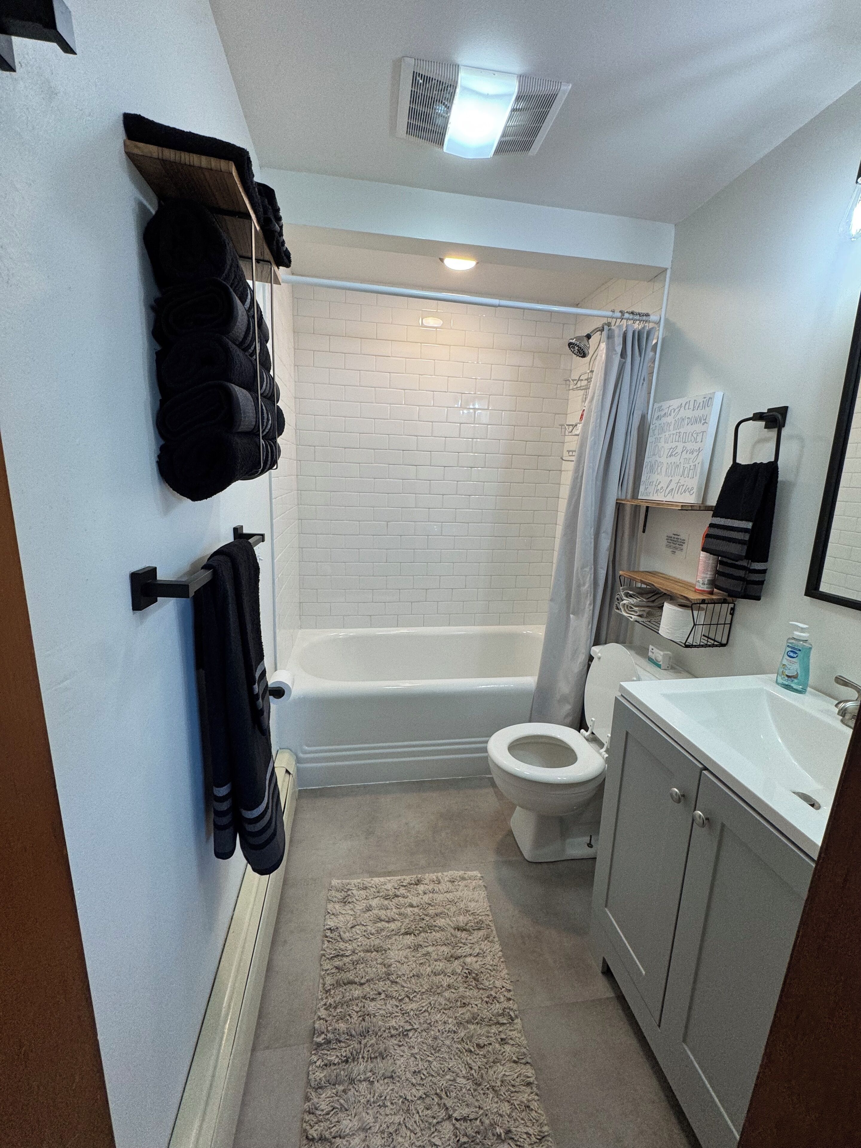 Een haardroger, handdoeken, zeep, shampoo