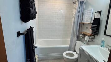 Haartrockner, HandtĂŒcher, Seife, Shampoo