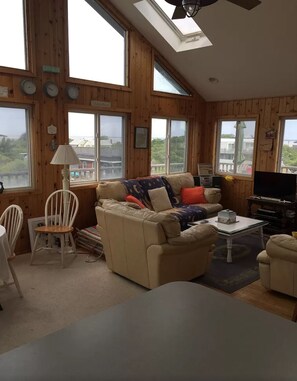 Living area - Davis Park, pet-friendly 4-bedroom house; AC w/ full views of both Bay and Ocean (Patchogue)