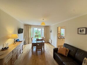 TV - McKenzie Square, St Andrews -  a house that sleeps 7 guests  in 4 bedrooms (St. Andrews)