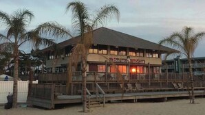 Ein Gebäude direkt am Strand, mit einem Schild, auf dem 'Ocean Pines Beach Club' steht.