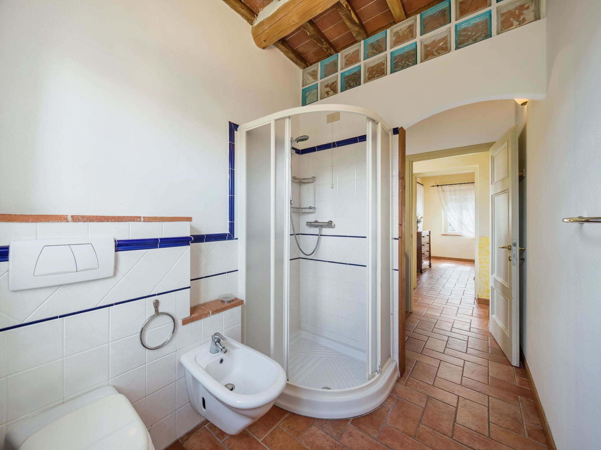 Ein Badezimmer mit Dusche, Bidet und Toilette.