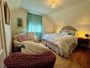 3 habitaciones, escritorio y tabla de planchar con plancha 