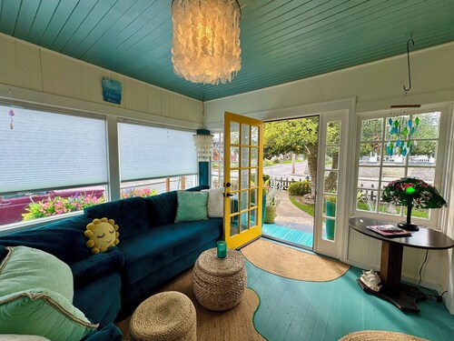 Beachy Chic Seaside Retreat-gas fireplace & firepit, steps to beach, prom & town