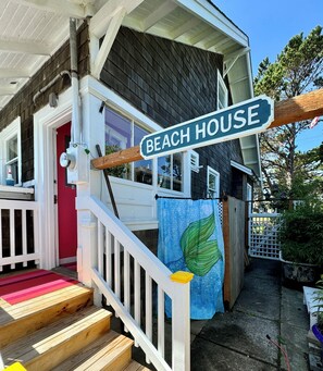 Exterior detail - Beachy Chic Seaside Retreat-gas fireplace & firepit, steps to beach, prom & town (Seaside)