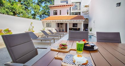 Brand new modern home w pool- perfect for groups