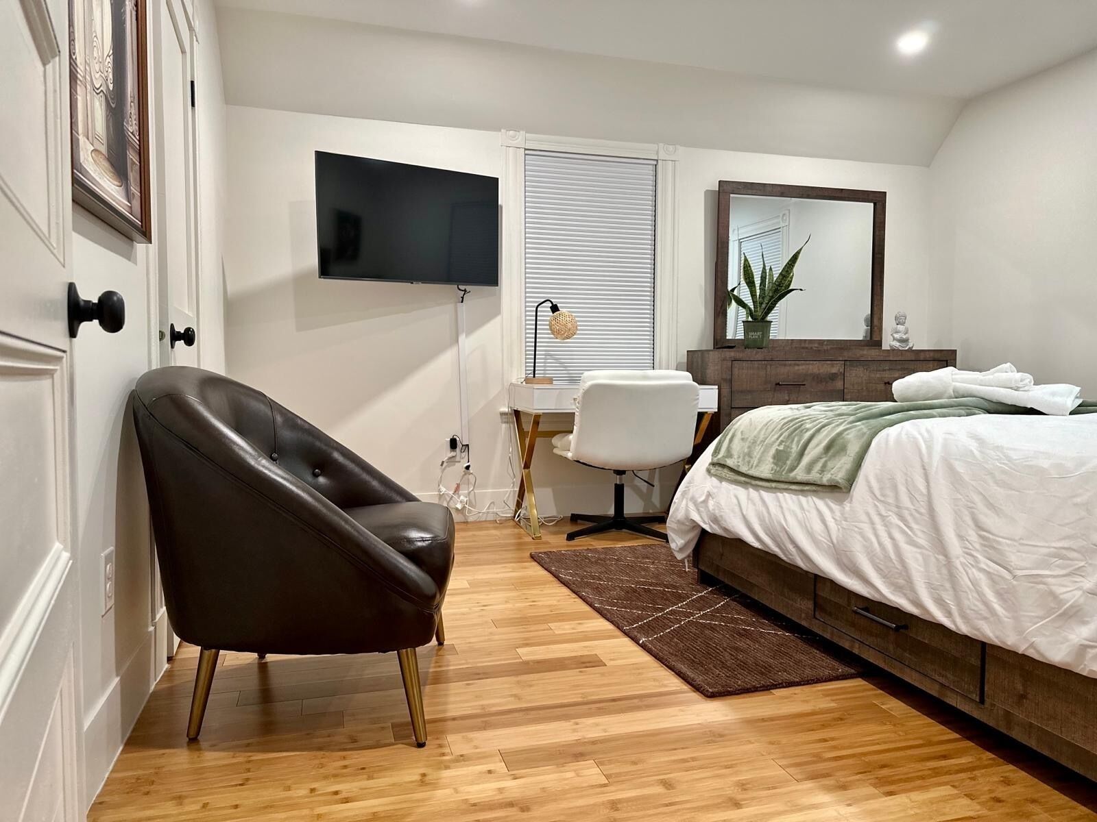 Charming 3-bedroom townhome with AC and WiFi in Framingham