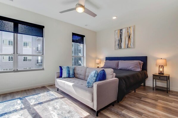 TV, fireplace, ping pong - 4th Street Suites - Jack ‘n Jill King Bed Suites (Louisville)