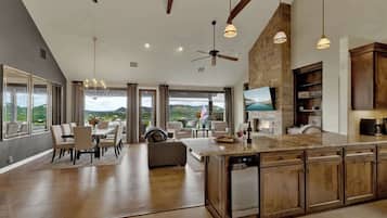 House, Multiple Beds, Patio (1202 Janet Dr.) | Interior